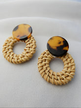 Load image into Gallery viewer, Wood thread earrings
